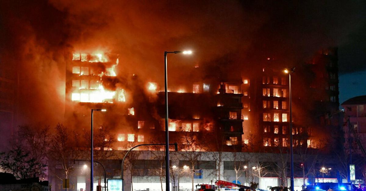 Valencia, maxi-incendio divora un grattacielo: 4 corpi carbonizzati, 20 dispersi e almeno 14 feriti