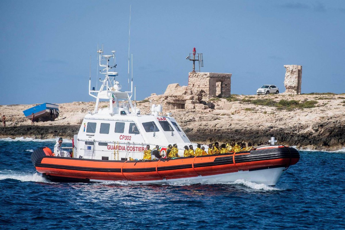 Migranti, tragedia in mare a Lampedusa: morti due bambini e un adulto, salvati in 62