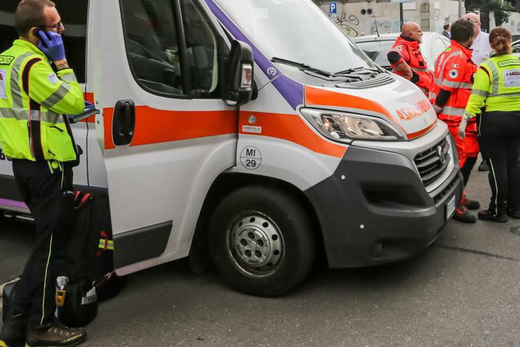 Scontro tra scooter e mezzo Ama a Roma: un morto