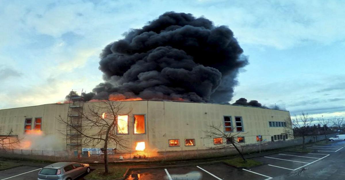 Incendio a Truccazzano: Vigili del Fuoco al lavoro per circoscrivere le fiamme