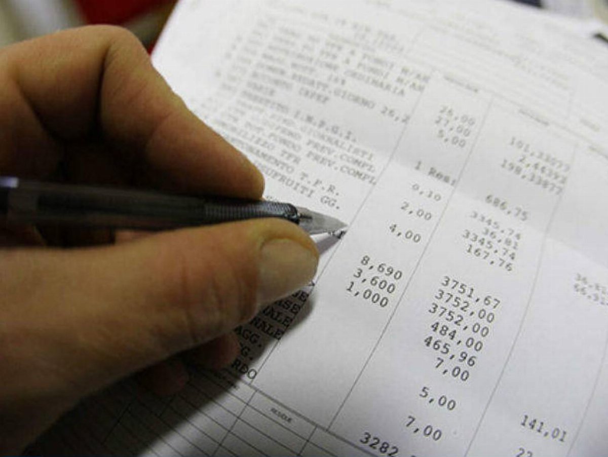 Busta paga 2026: nuovo quadro fiscale con meno tasse su reddito, aumenti contrattuali e premi