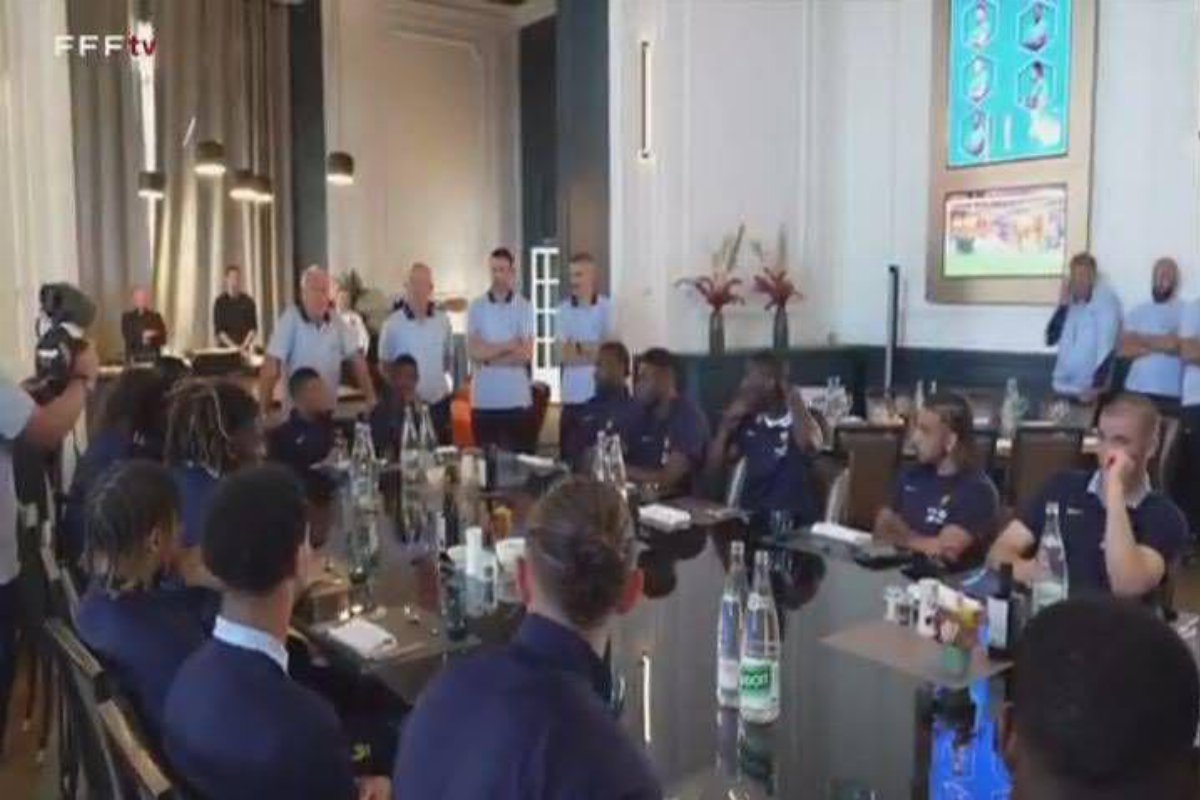 Francia: applausi ai campioni del Psg in ritiro, lo sguardo amaro di Thuram Francia: applausi ai campioni del Psg in ritiro, lo sguardo amaro di Thuram