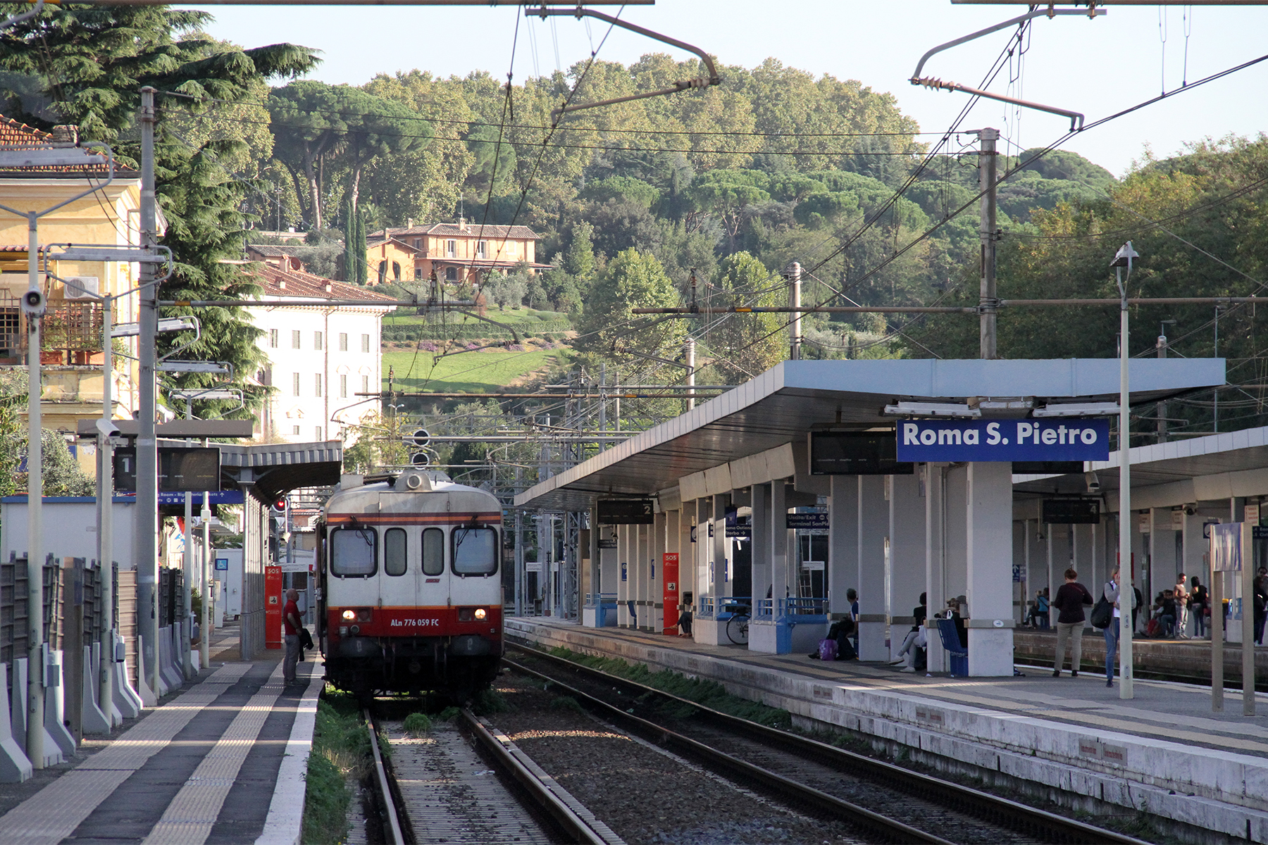 Roma, stazione di San Pietro : uomo trovato morto sui binari