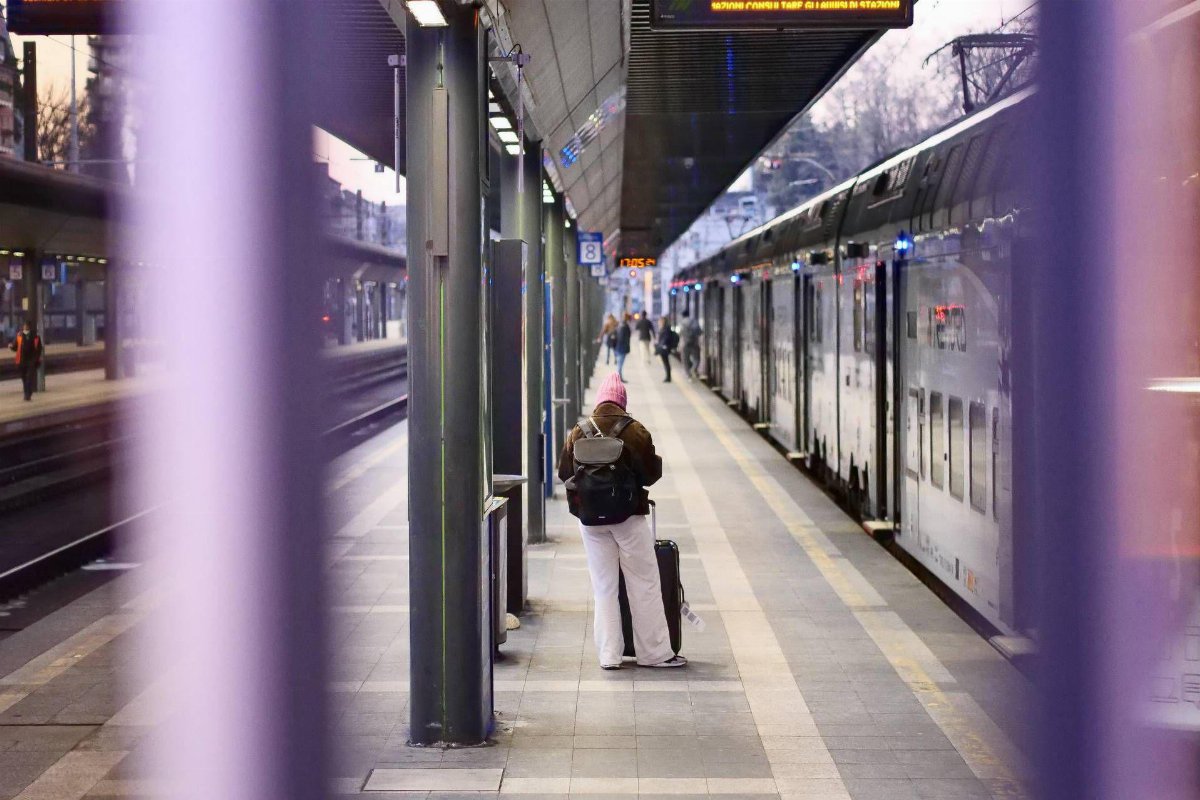 Scioperi di febbraio, trasporti a rischio: aerei fermi il 16, treni stop il 27 e 28 Scioperi di febbraio, trasporti a rischio: aerei fermi il 16, treni stop il 27 e 28