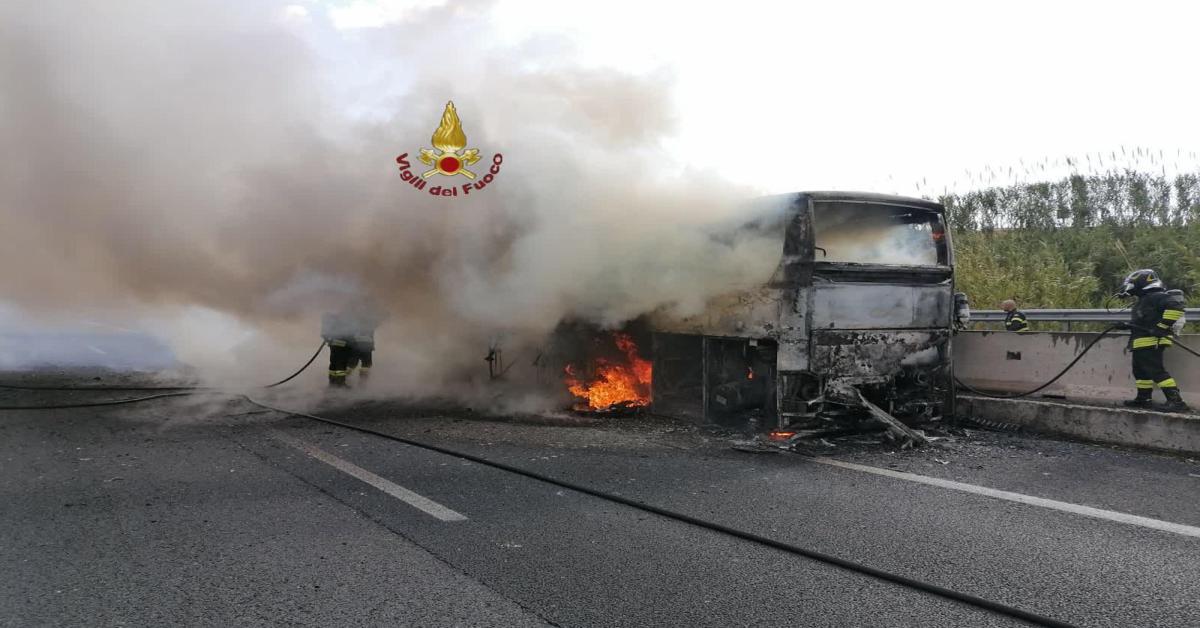 Roma - bus turistico in fiamme sul Gra: nube nera e traffico in tilt