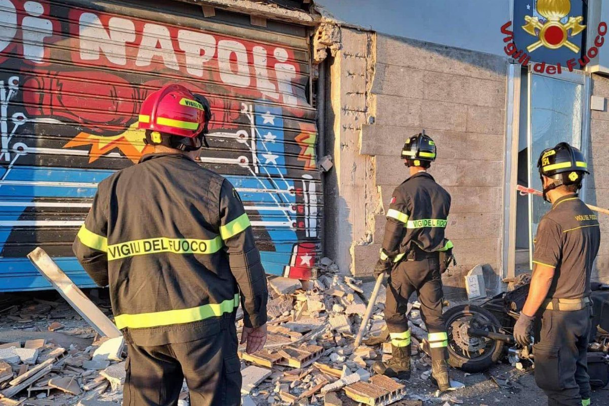 Esplosione a Ostia, bomba carta davanti alla palestra Di Napoli: paura nella notte e danni gravi