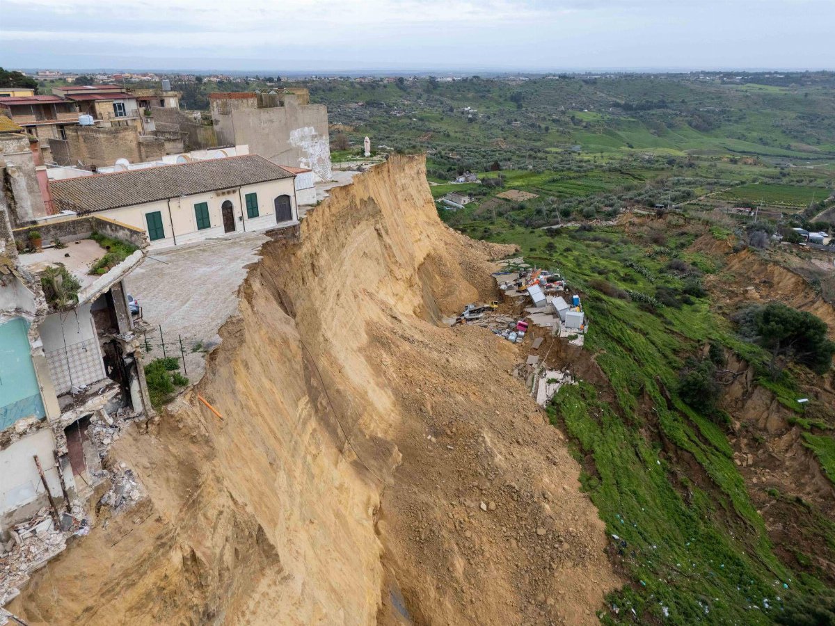 Frana a Niscemi, il sindaco avverte i cittadini: Vietato entrare nella zona rossa Frana a Niscemi, il sindaco avverte i cittadini: Vietato entrare nella zona rossa