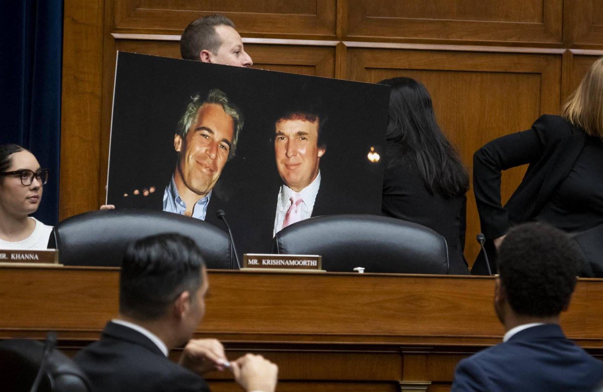 Trump nega lettera oscena a Epstein e minaccia causa contro il Wall Street Journal Trump nega lettera oscena a Epstein e minaccia causa contro il Wall Street Journal