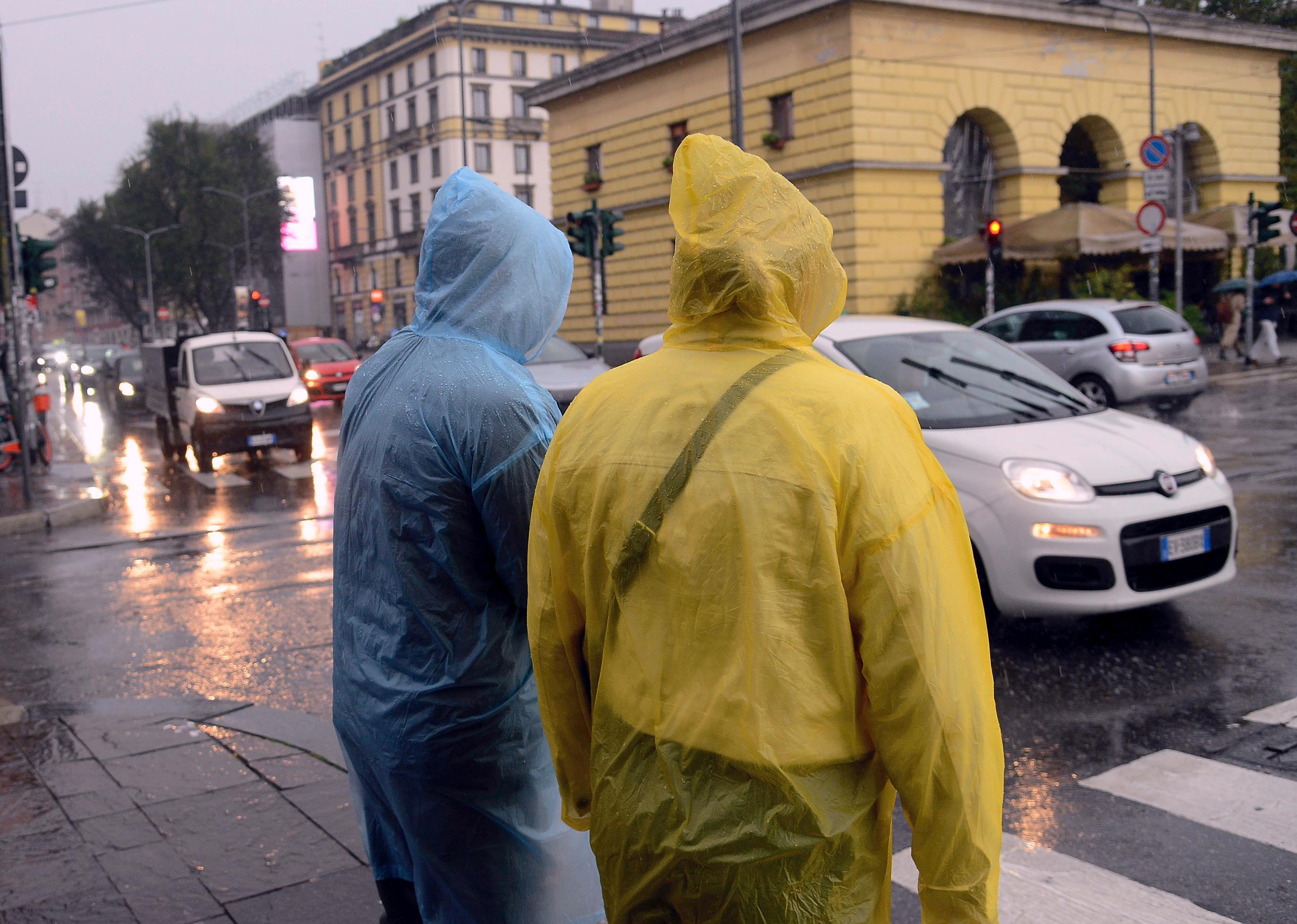 Maltempo: allerta meteo su Centro-Nord Italia, pioggia e vento forte, scuole chiuse in diverse località