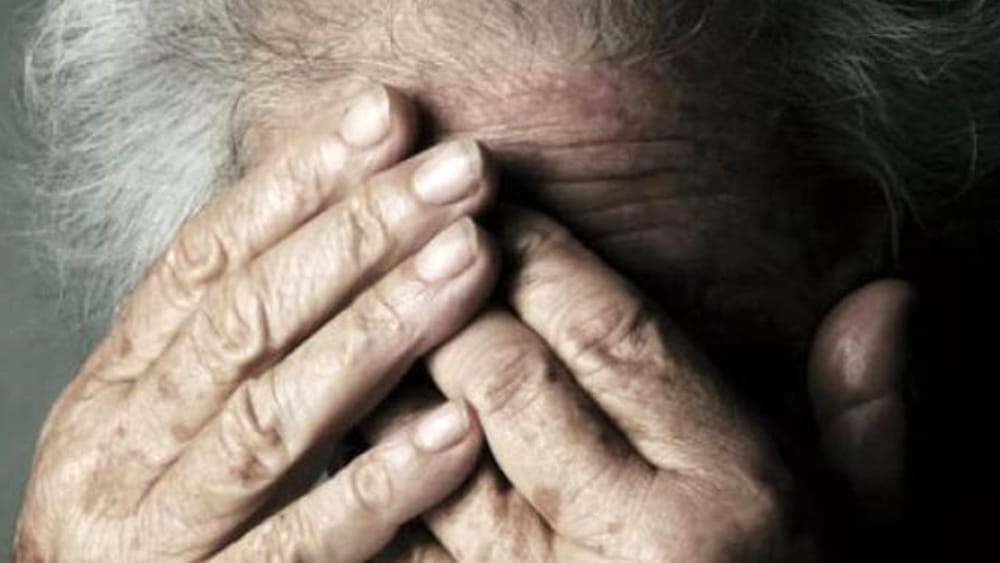 Va a trovare il marito al cimitero : 77enne tenta di stuprarla