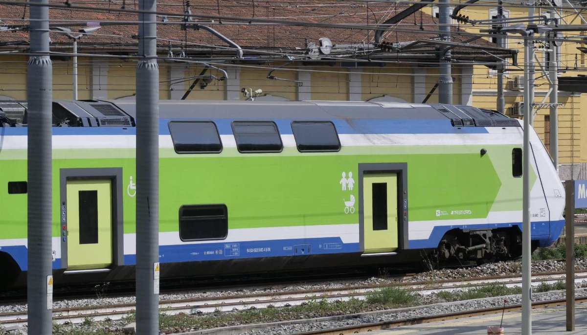 Modella aggredita sul treno a Monza: si salva grazie allo spray al peperoncino Modella aggredita sul treno a Monza: si salva grazie allo spray al peperoncino