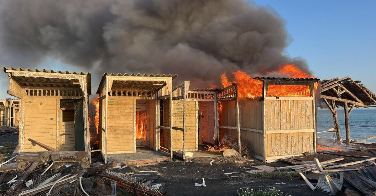 Ostia - in fiamme stabilimento La Casetta: distrutte alcune cabine - Foto