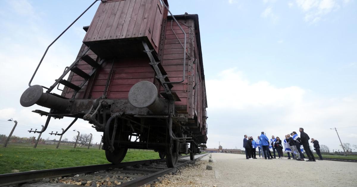 Studente italiano in gita scolastica ruba reperto da Birkenau, fermato dalla polizia polacca