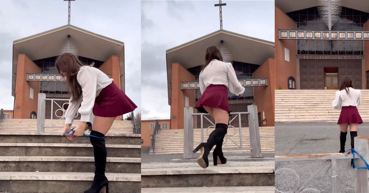 La sexy Influencer leva gli slip davanti alla chiesa: denunciata!