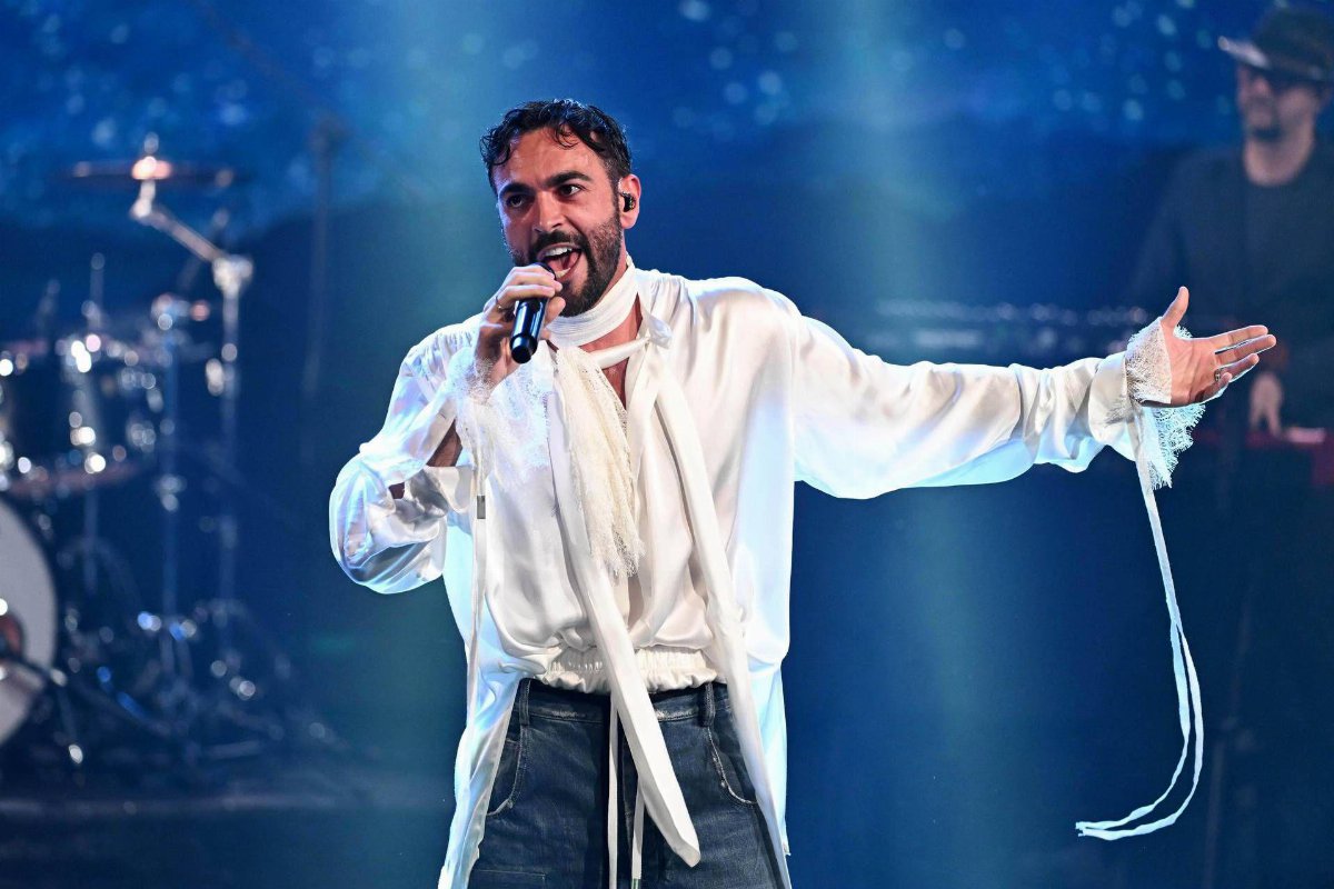 Marco Mengoni si ferma in concerto per una mamma con bimba: il video diventa virale Marco Mengoni si ferma in concerto per una mamma con bimba: il video diventa virale