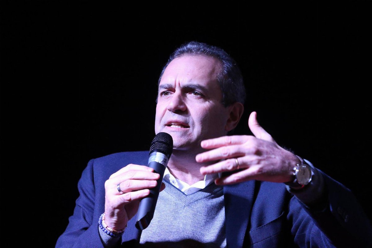 Luigi De Magistris pronto a ricandidarsi a Napoli: sfida aperta con Manfredi