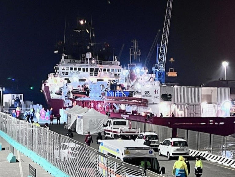 Migranti a Livorno : Ocean Viking con 71 a bordo arrivata