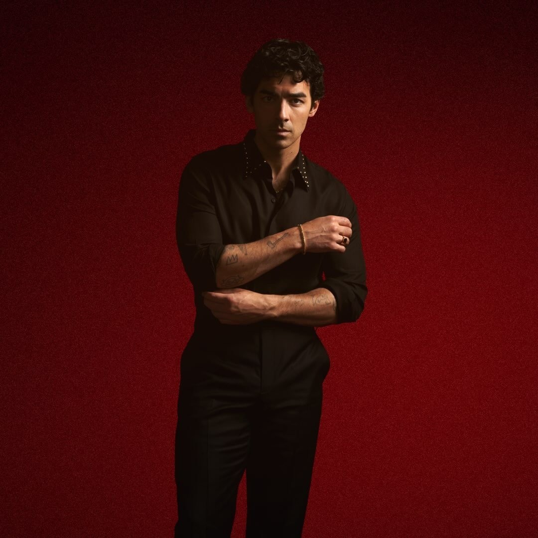 Joe Jonas cade tra due barche a Portofino, poi chiama subito le figlie