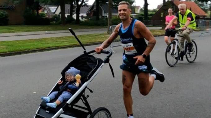 Il Guinness World Records di Lorenzo Lotti : 50 chilometri con il figlio sul passeggino