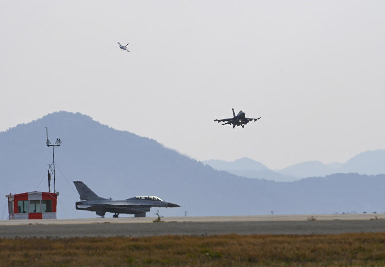 Incidente aereo nel Mar Giallo: Pilota salvo dopo lo schianto di un caccia F-16 USA