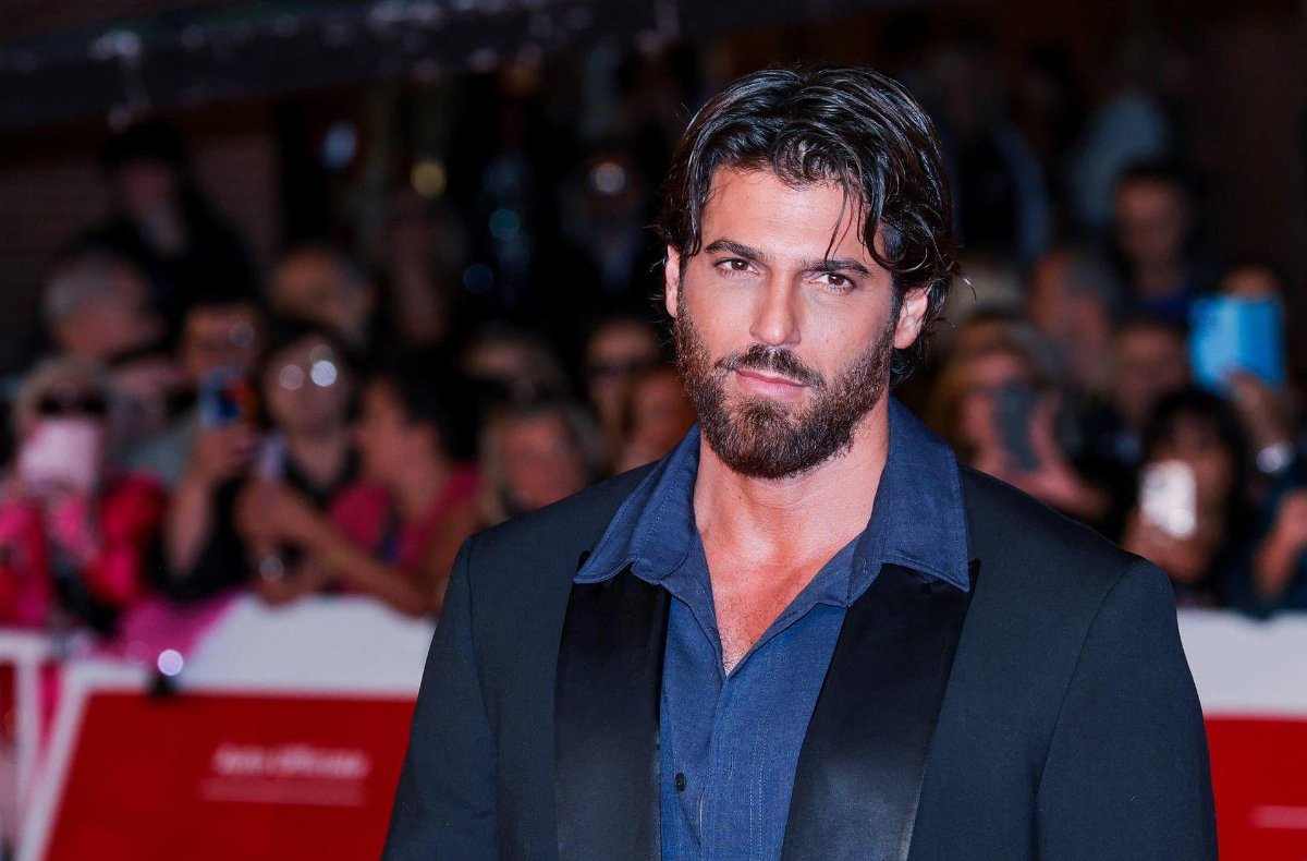 Maxi blitz a Istanbul, Can Yaman tra i fermati in un Maxi blitz a Istanbul, Can Yaman tra i fermati in un