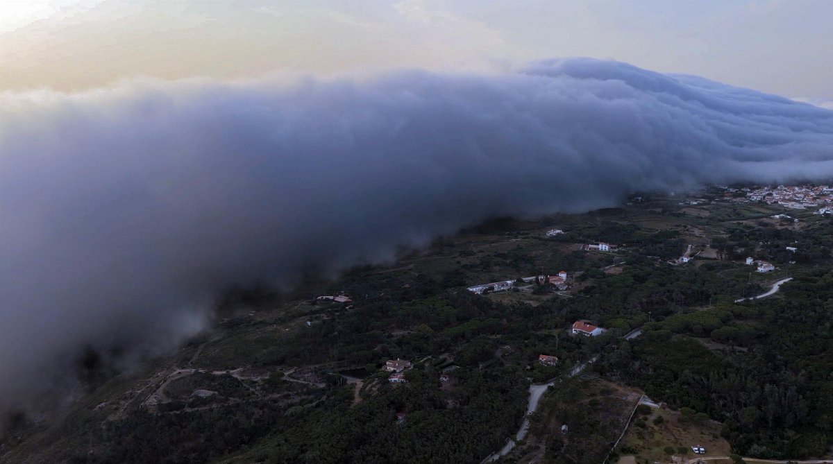 Spettacolari Roll Cloud avvistate in Portogallo: cosa sono le rare nubi a rotolo
