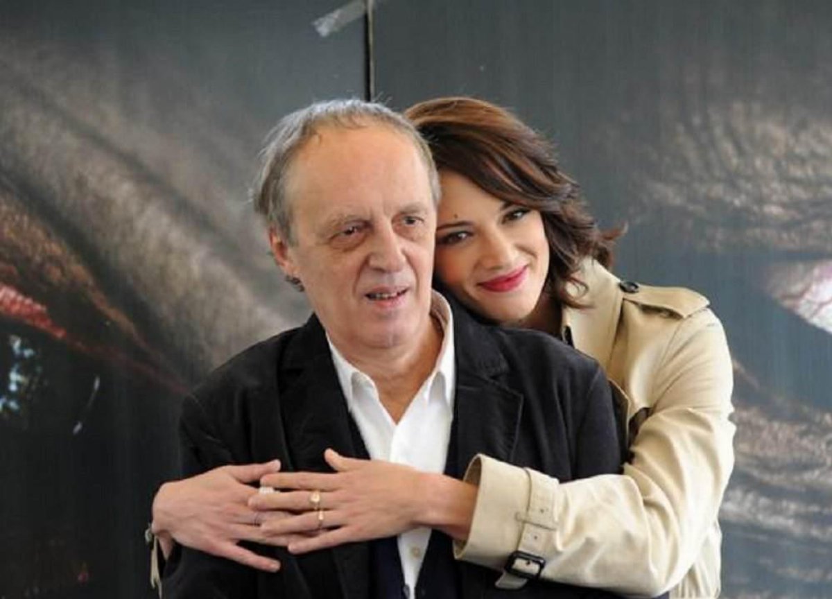 Asia Argento e il difficile legame con i genitori: tra violenze, assenze e ricordi