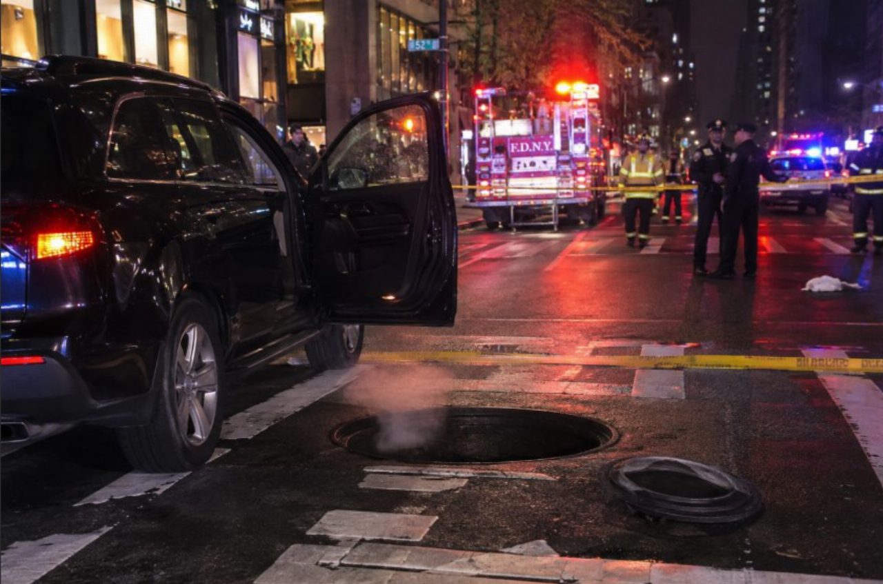 Donna cade in un tombino aperto a Manhattan, morta dopo l