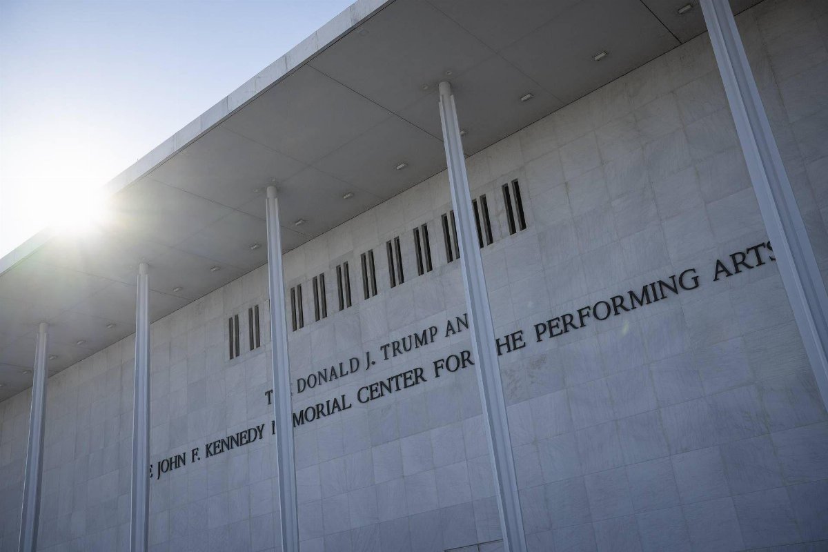 Trump chiude il Kennedy Center per due anni: stop a teatri e spettacoli Trump chiude il Kennedy Center per due anni: stop a teatri e spettacoli