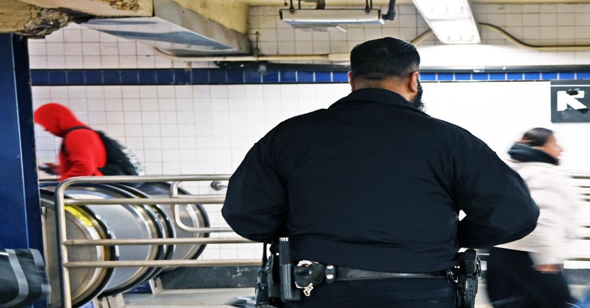 Metropolitana di Manhattan: Lite tra fidanzati finisce male, lei cade sui binari