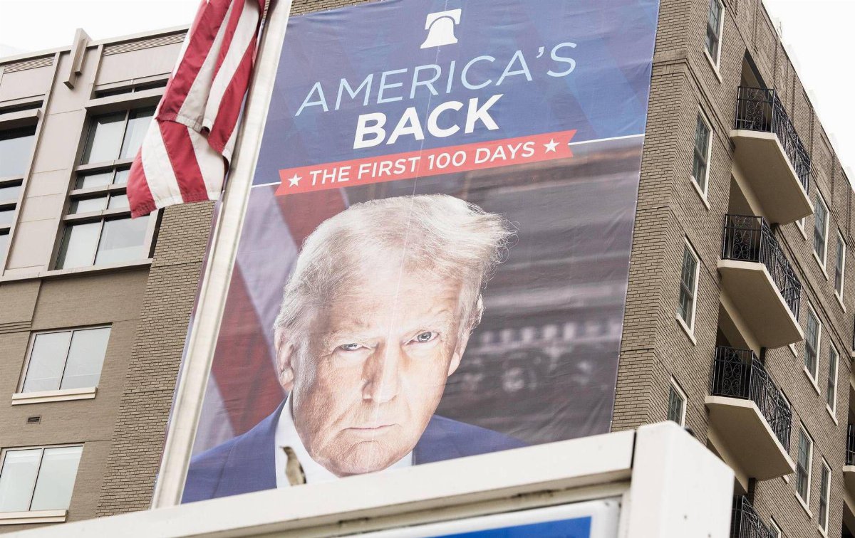 Donald Trump propone mille dollari ai migranti per l