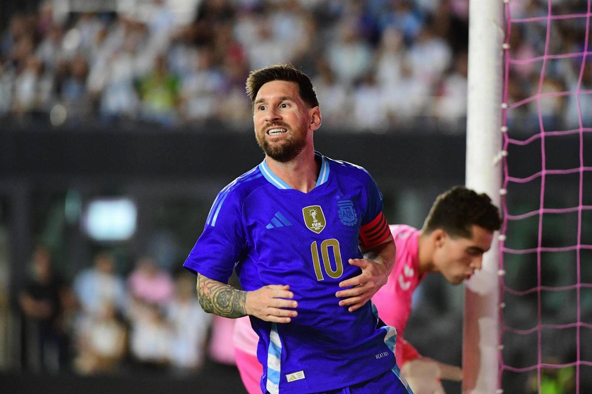 Messi e le regole di casa: anche una leggenda del calcio deve posare il pallone Messi e le regole di casa: anche una leggenda del calcio deve posare il pallone