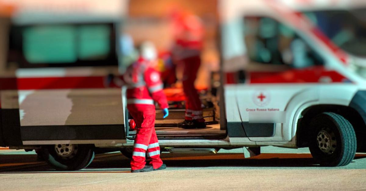 Bimbo di 4 anni cade dal balcone a Bergamo e si salva dopo un volo di 12 metri