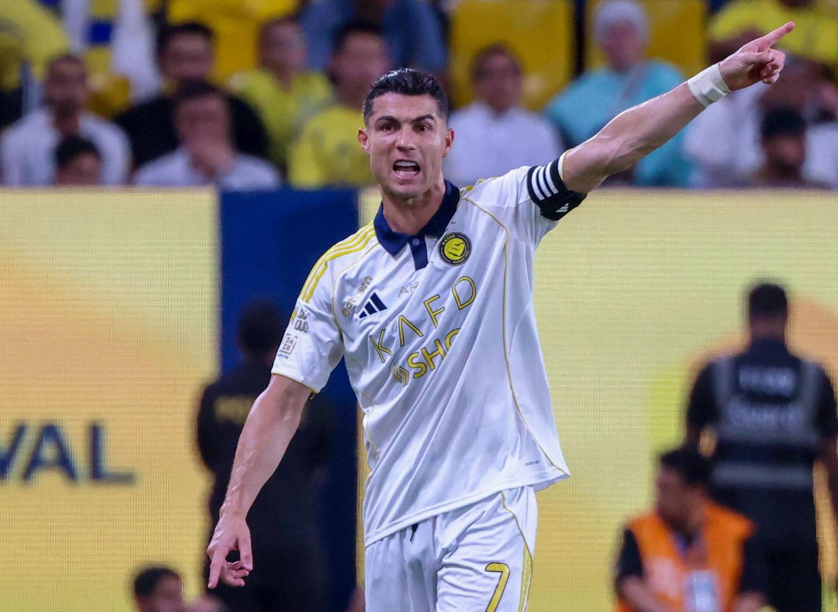 Cristiano Ronaldo saluta l