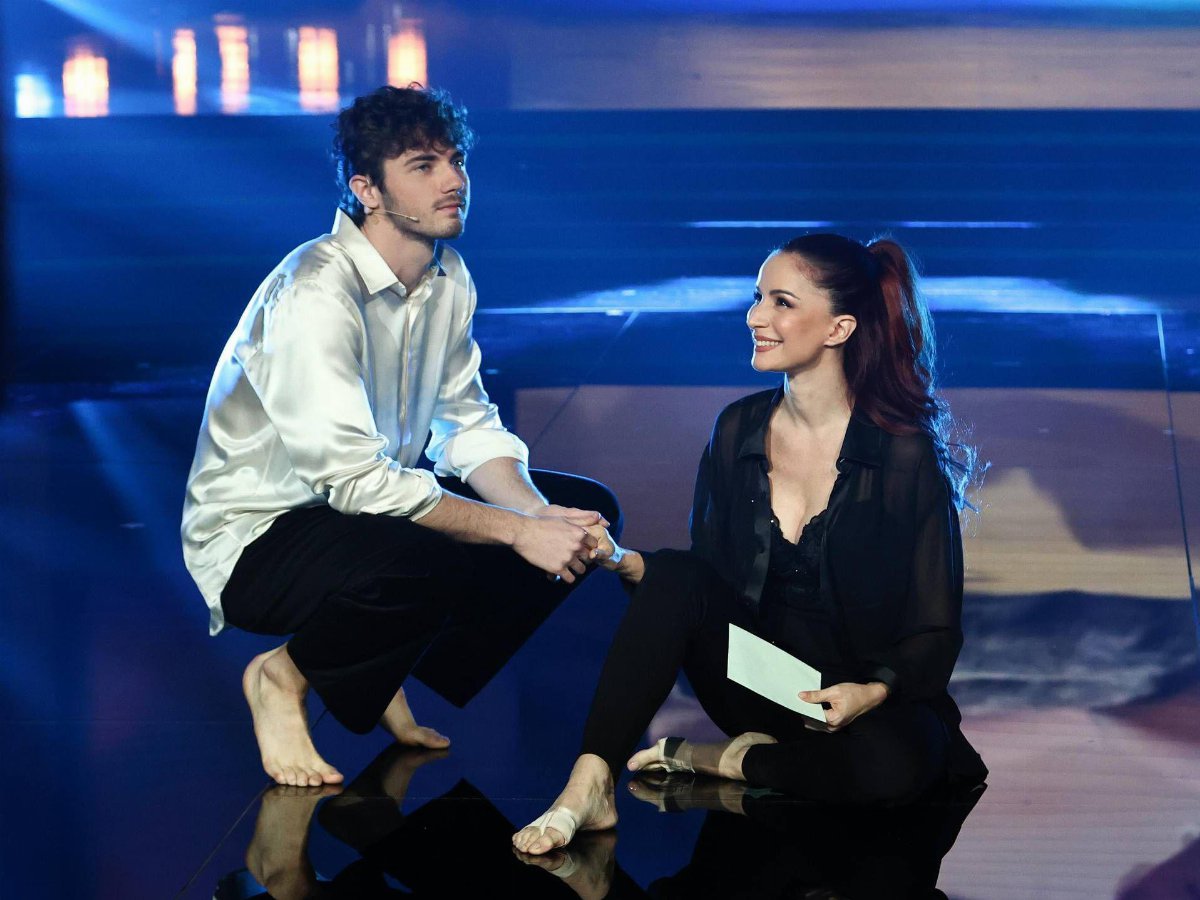 Ballando con le stelle, Andrea Delogu verso la finale tra ostacoli e incoraggiamenti Ballando con le stelle, Andrea Delogu verso la finale tra ostacoli e incoraggiamenti