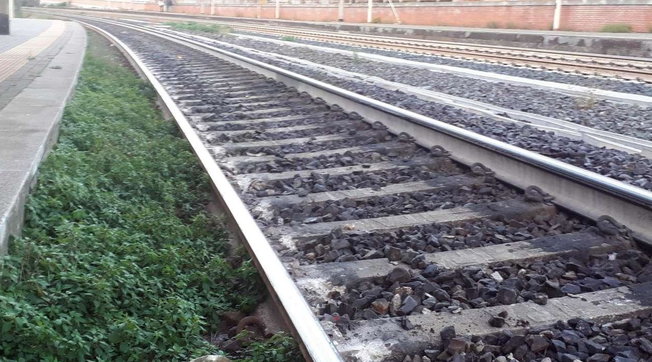 Pavia : neonato su binari trascinato da un treno merci