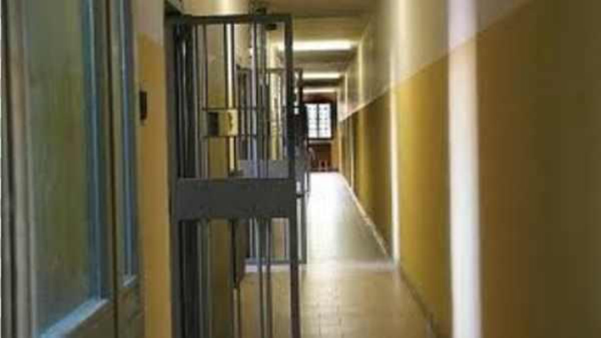 Rivolta nel carcere di Massama a Oristano: idranti divelti, corridoi allagati e principio d Rivolta nel carcere di Massama a Oristano: idranti divelti, corridoi allagati e principio d