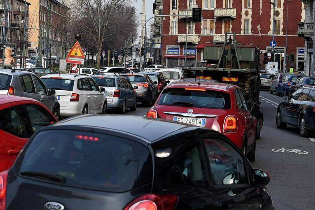 Patente a 17 anni: approvata la nuova direttiva europea sulla guida accompagnata