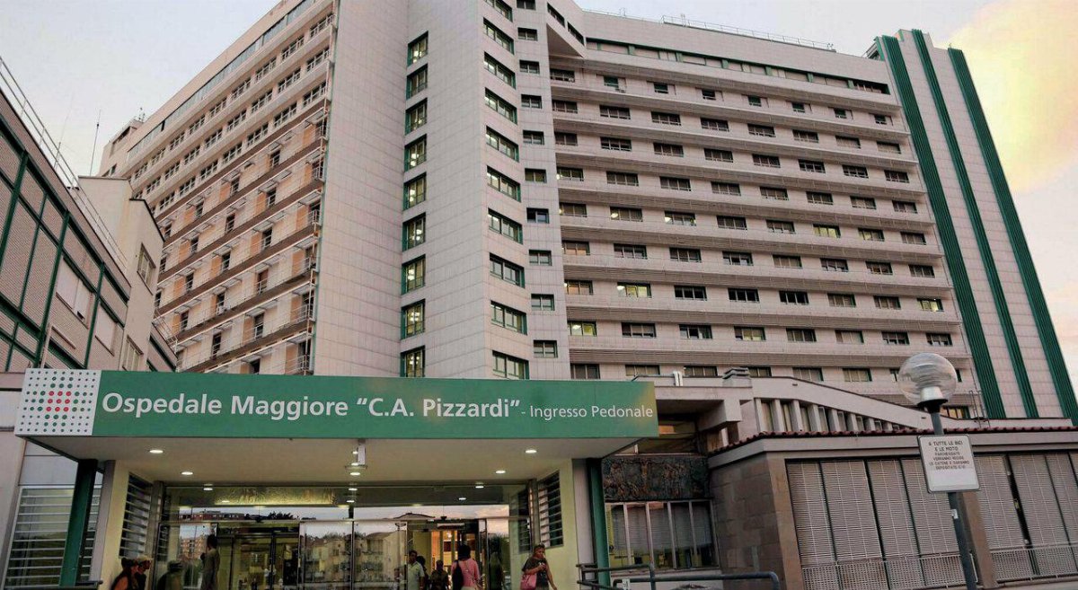 Dodicenne cade dal quarto piano a Bologna e muore dopo quattro giorni: indagini su un tragico incidente