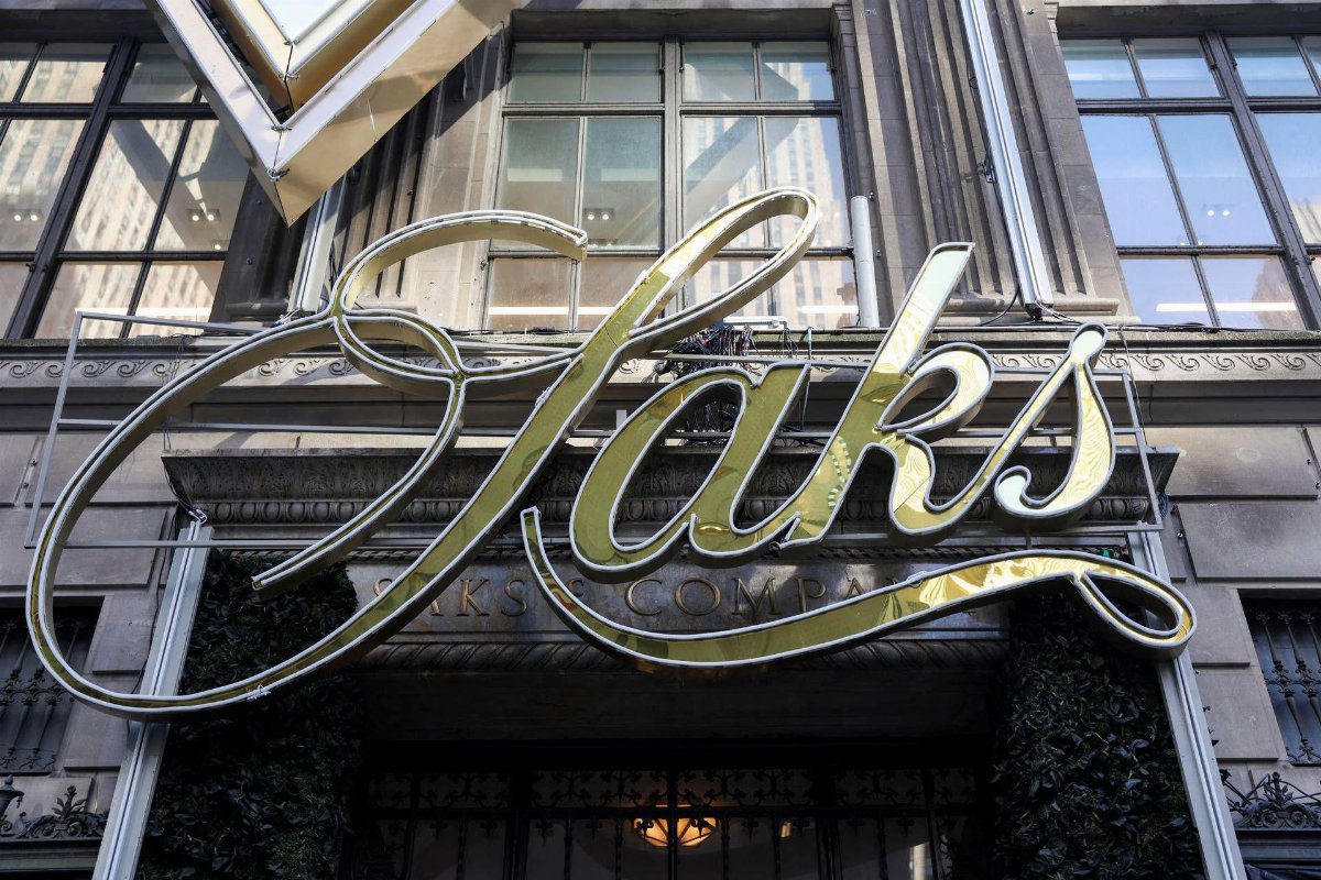 Saks Global avvia il Chapter 11: istanza di fallimento per il gruppo dei grandi magazzini di lusso