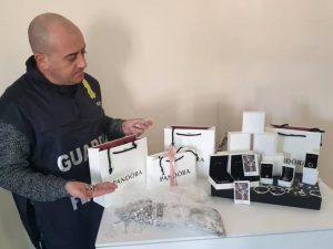 Sequestro nel centro Il Tarì : Vendeva gioielli Pandora falsi