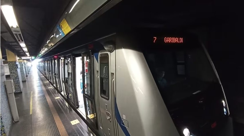 Falso allarme bomba sulla Metro Linea 1 di Napoli: un trolley innocuo spaventa la città