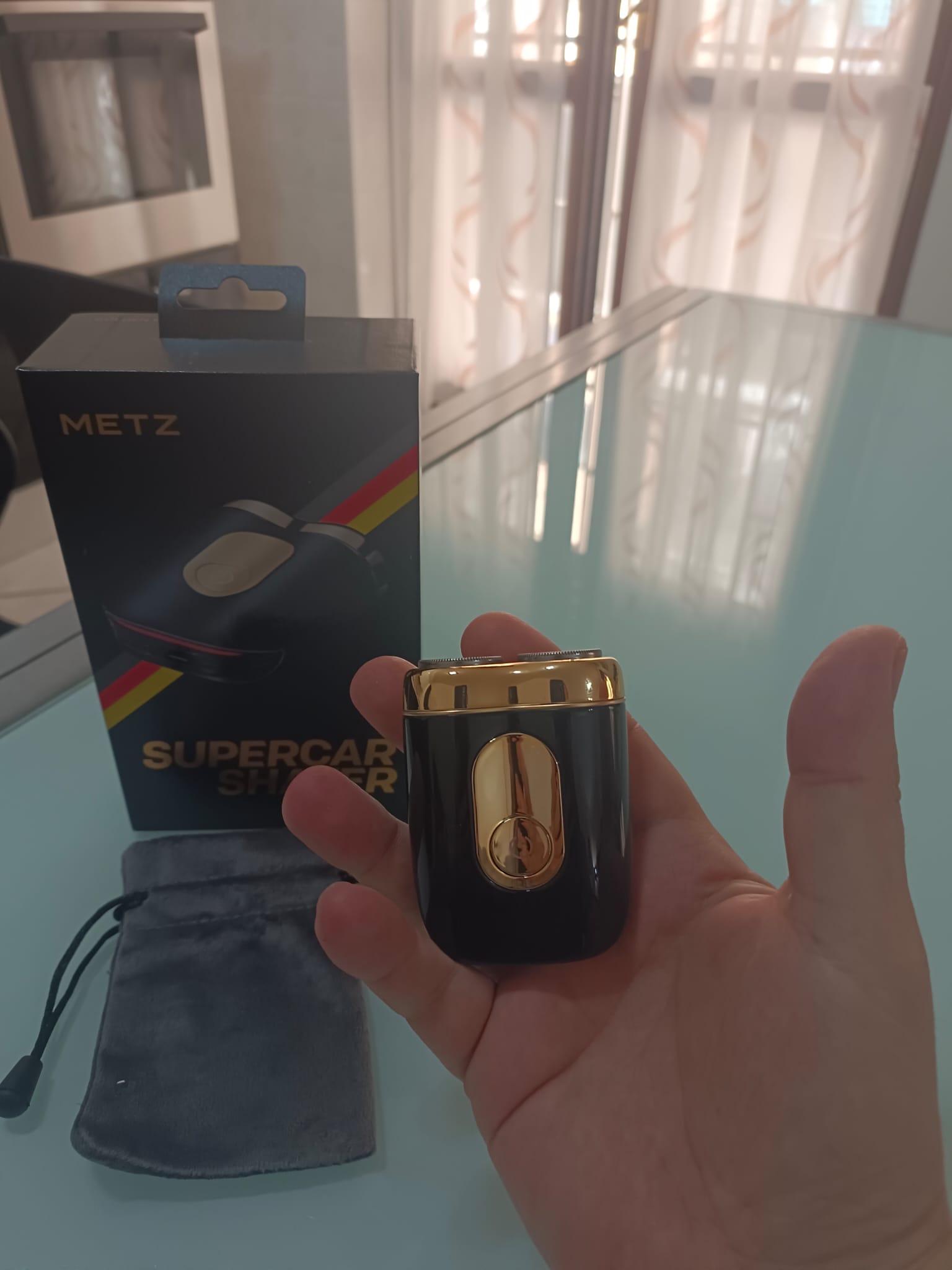 recensione Metz Supercar Electric Shaver, prova del rasoio elettrico compatto con autonomia fino a due mesi