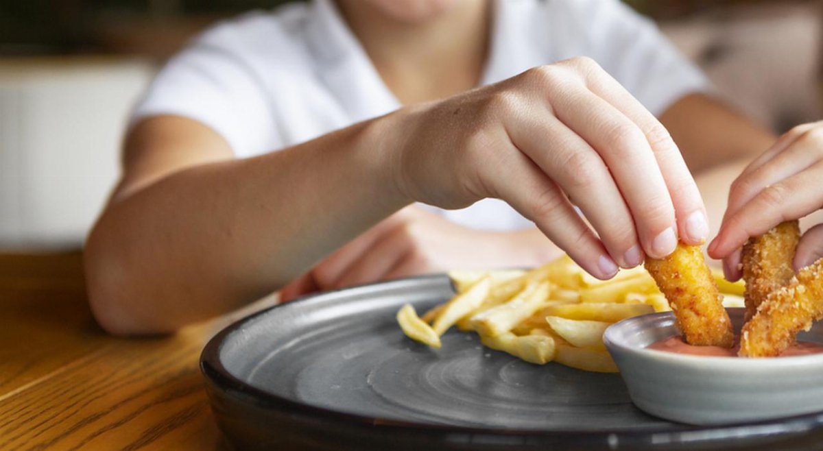 Rimprovero a un bimbo al ristorante di Mirandola, coppia aggredita a calci e pugni