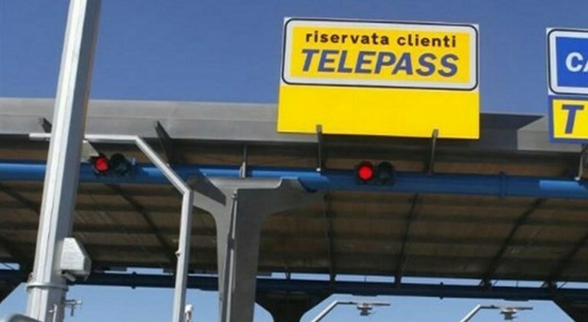 Telepass aggirato ai caselli, viaggi gratis per migliaia di euro: assolto un 35enne moldavo