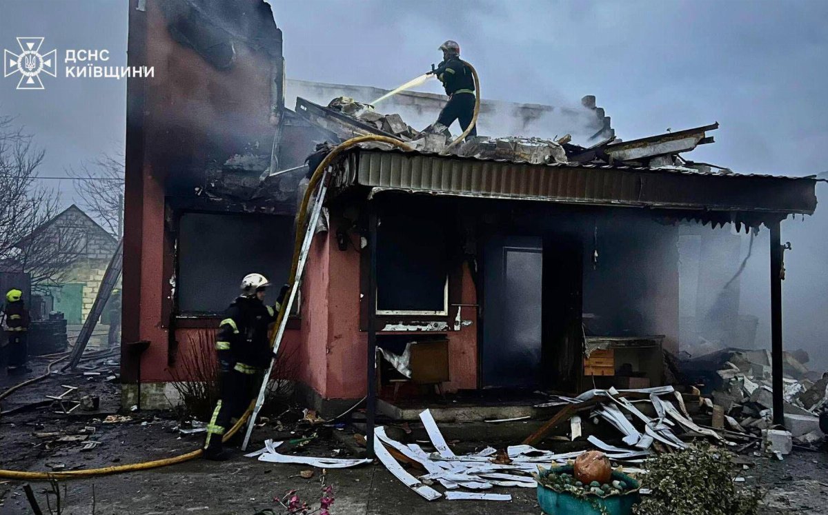 Ucraina-Russia, attacchi notturni su Kiev mentre Trump e Zelensky preparano il confronto con l