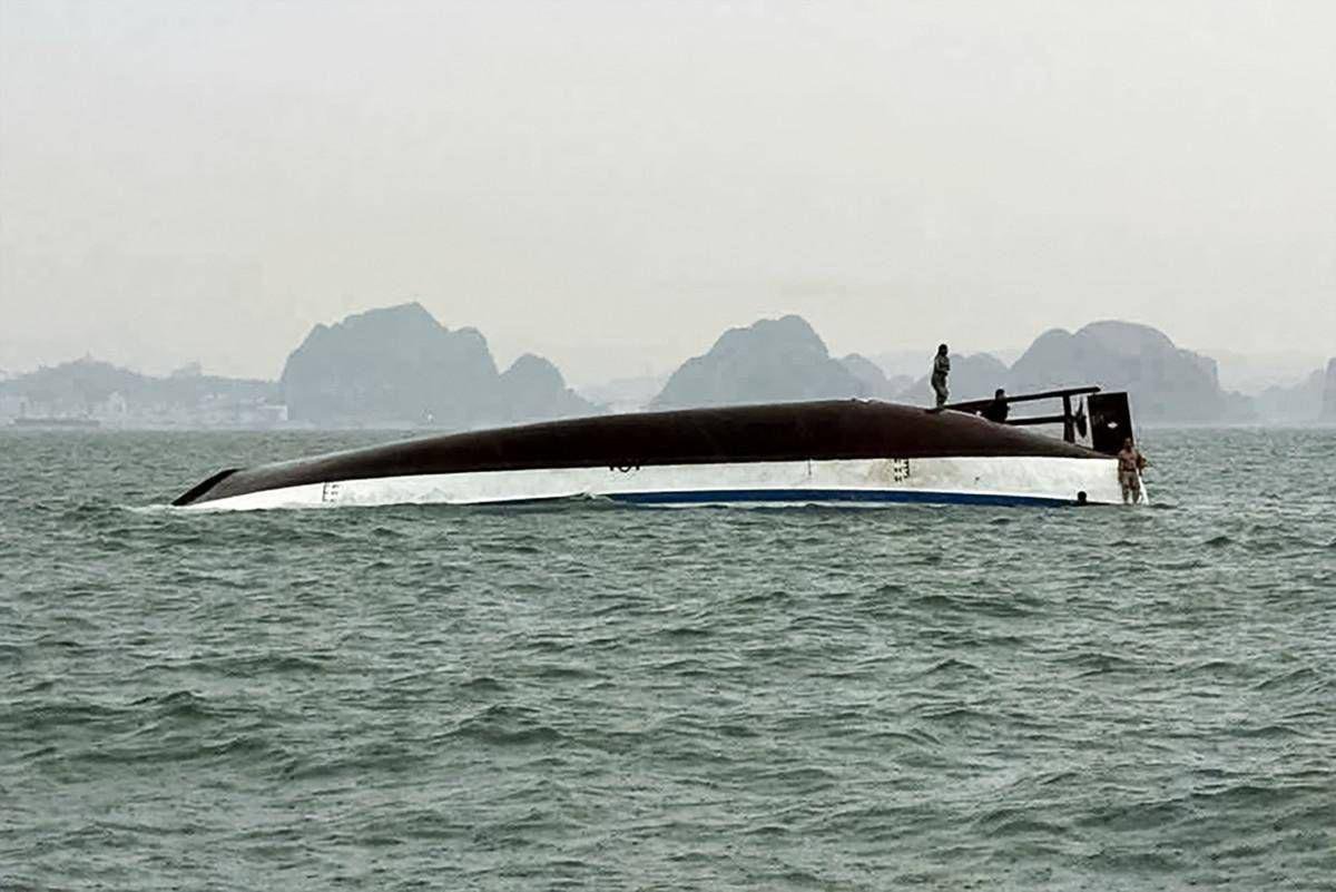 Vietnam, tragedia nella baia di Ha Long: si rovescia battello turistico con 53 persone a bordo, almeno 28 morti Vietnam, tragedia nella baia di Ha Long: si rovescia battello turistico con 53 persone a bordo, almeno 28 morti