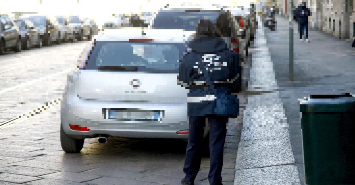 Firenze, gesto di solidarietà: vigilessa paga multa per ex operaio Gkn senza lavoro