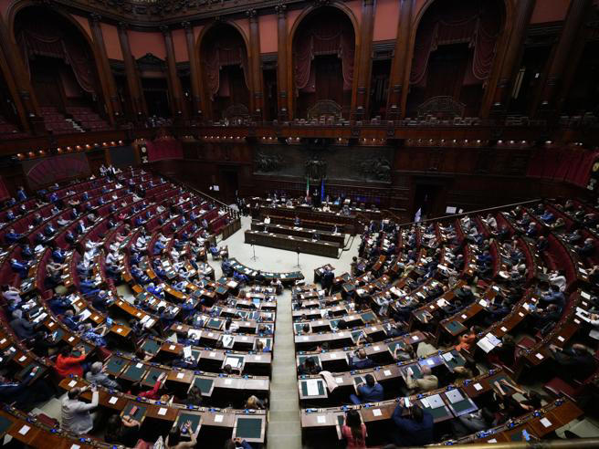 Indennità aggiuntiva ai presidenti dei gruppi parlamentari di Montecitorio: dettagli, importi e reazioni dei partiti