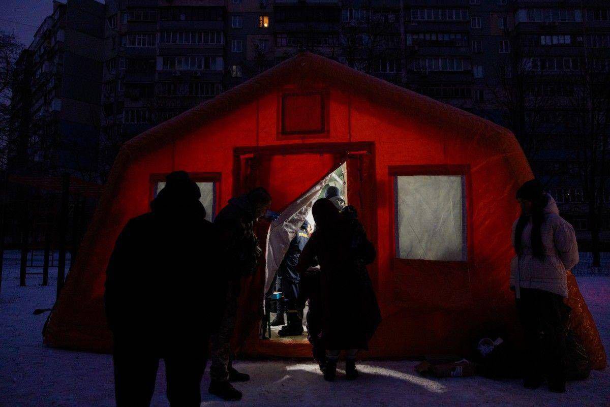 Attacco di droni russi su Kiev: incendi, blackout e allerta per i residenti